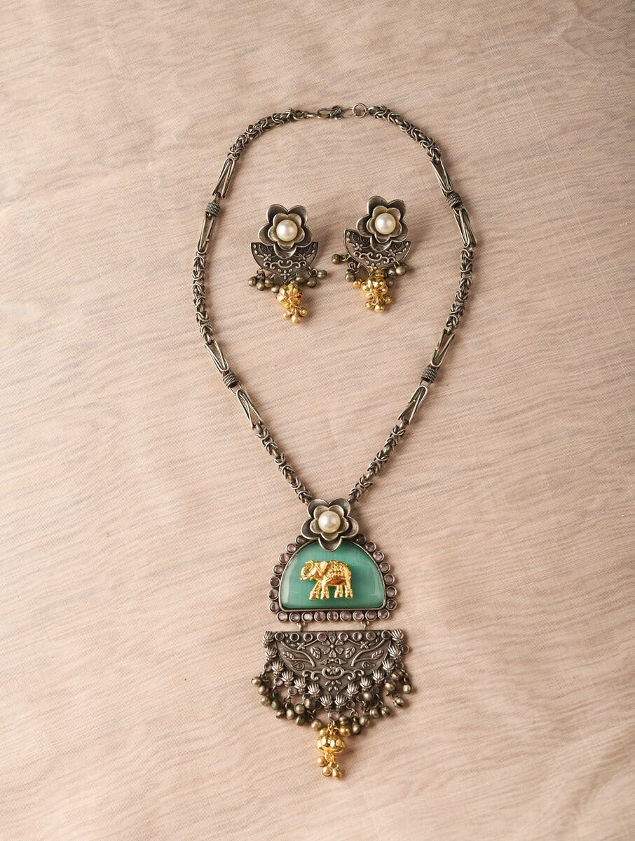 Vritika Necklace Set