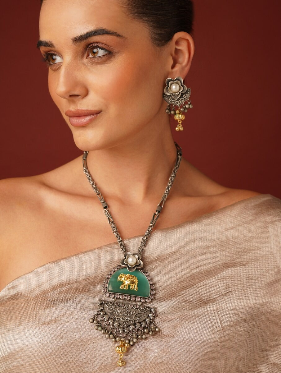 Vritika Necklace Set