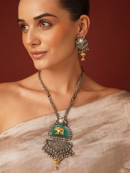 Vritika Necklace Set